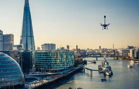 O sensor de vento ultrassônico FT205 em um drone sobrevoando Londres